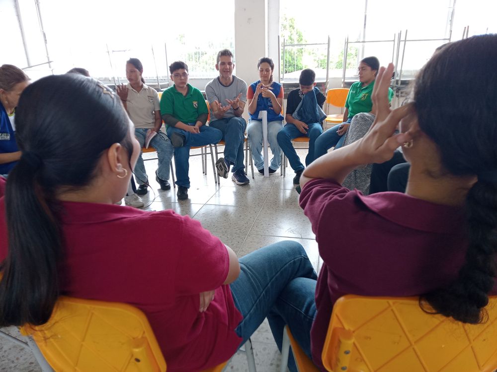 SEMBRANDO PAZ DESDE EL AULA: JÓVENES QUE TRANSFORMAN SU HISTORIA - Imagen 1