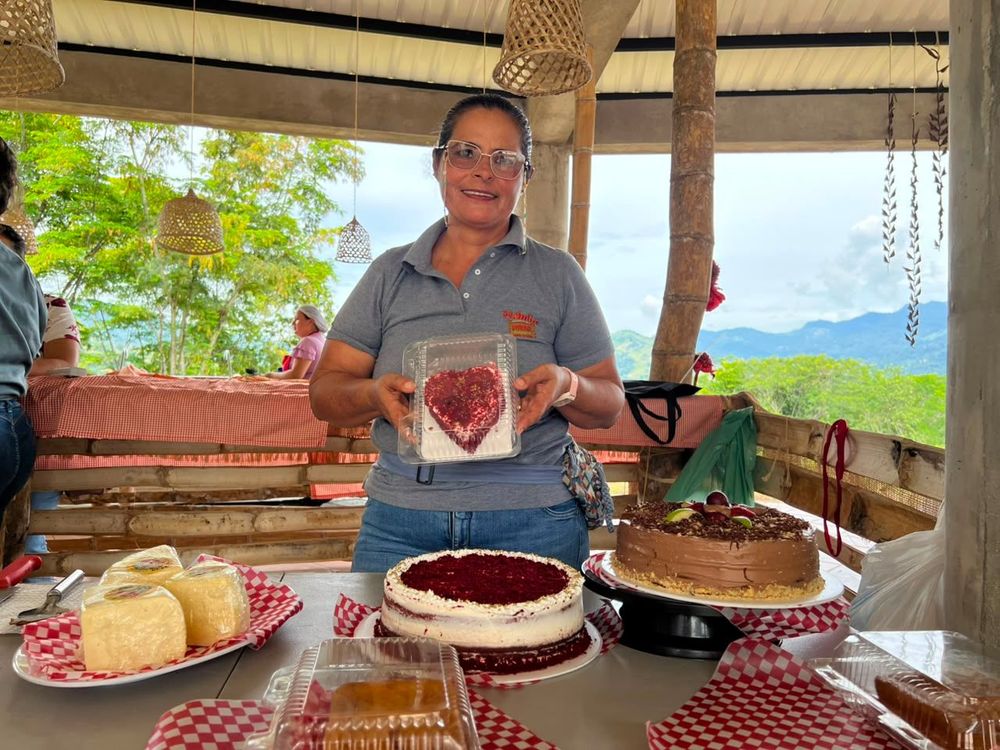 LA VITRINA CAMPESINA RINDIÓ HOMENAJE A LAS MUJERES QUE HACEN FLORECER EL CAMPO Y LA VIDA - Imagen 4