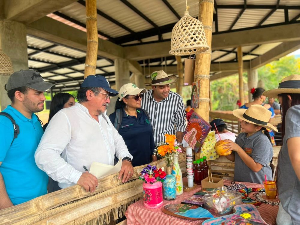 LA VITRINA CAMPESINA RINDIÓ HOMENAJE A LAS MUJERES QUE HACEN FLORECER EL CAMPO Y LA VIDA - Imagen 6