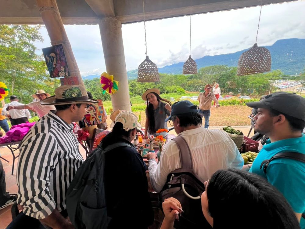 LA VITRINA CAMPESINA RINDIÓ HOMENAJE A LAS MUJERES QUE HACEN FLORECER EL CAMPO Y LA VIDA - Imagen 5
