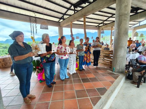 LA VITRINA CAMPESINA RINDIÓ HOMENAJE A LAS MUJERES QUE HACEN FLORECER EL CAMPO Y LA VIDA